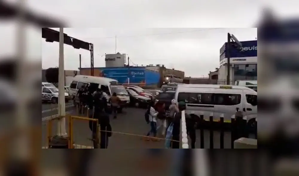 Pasajeros descendieron de combi por temor a ser atropellados por tren.
