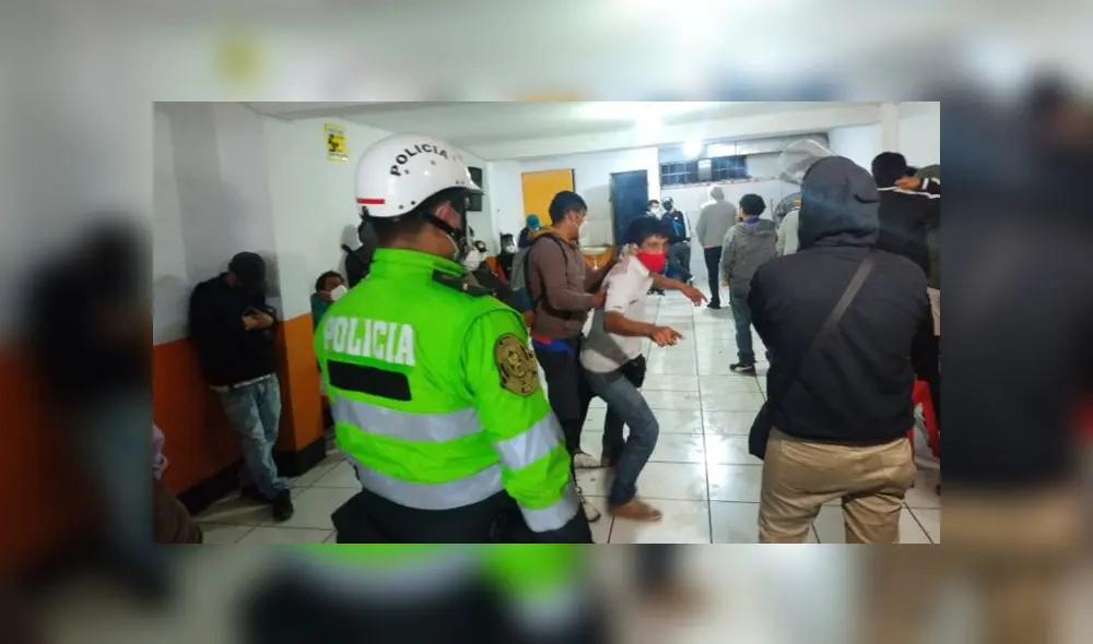 Algunos de los detenidos se colocaron recién las mascarillas cuando ingresaron los agentes. (Foto: Joel Robles / URPI - GLR) Algunos de los detenidos se colocaron recién las mascarillas cuando ingresaron los agentes. (Foto: Joel Robles / URPI - GLR)