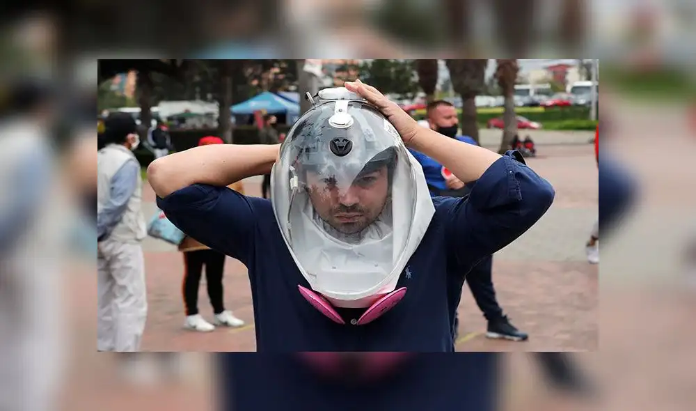 Es una burbuja como el que usan los astronautas para proteger de la pandemia del coronavirus a quien lo utilice. Foto: EFE Es una burbuja como el que usan los astronautas para proteger de la pandemia del coronavirus a quien lo utilice. Foto: EFE