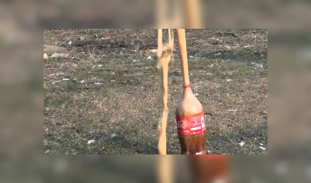 Video es viral en YouTube. Un joven se atrevió a beber Coca Cola, luego de haber comido un paquete de Mentos, sin imaginar lo que sucedería. Foto: Captura. Video es viral en YouTube. Un joven se atrevió a beber Coca Cola, luego de haber comido un paquete de Mentos, sin imaginar lo que sucedería. Foto: Captura.