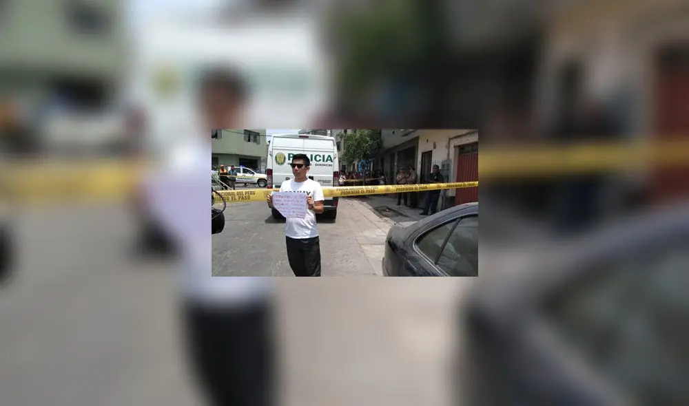 Vecino salió con un cartel a la calle tildando de “mentiroso” a comisario por asegurar que policías acudieron apenas se lo solicitaron. (Foto: Jéssica Merino / La República)