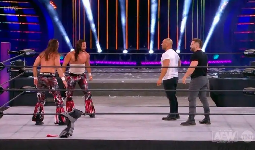 FTR hacen su debut oficial en AEW Dynamite y encaran a The Young Bucks. Foto: AEW FTR hacen su debut oficial en AEW Dynamite y encaran a The Young Bucks. Foto: AEW