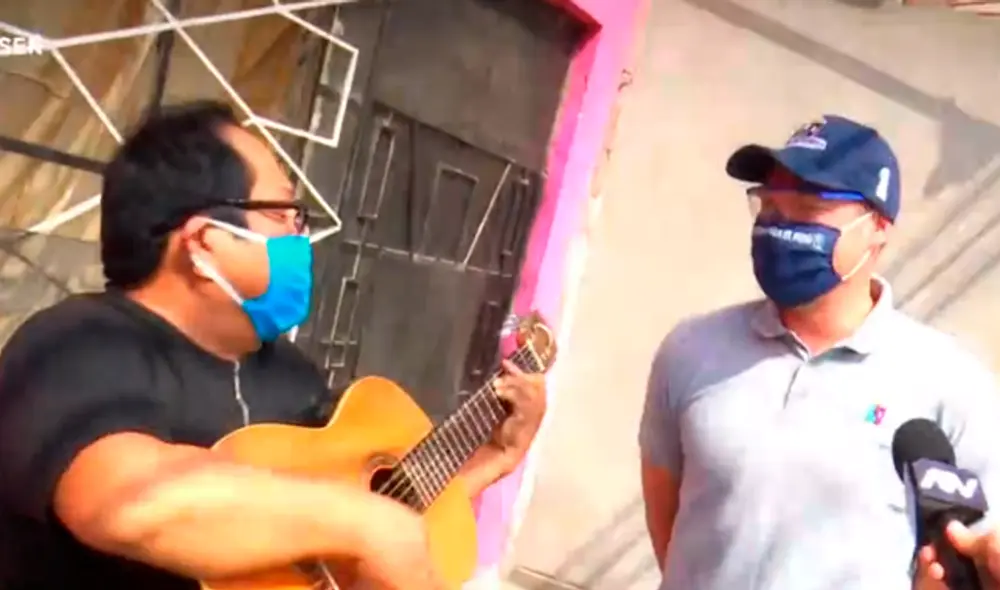 'Cachuca' en la guitarra y Forsyth en la voz, en pleno coro de Triciclo Perú. Captura ATV. 'Cachuca' en la guitarra y Forsyth en la voz, en pleno coro de Triciclo Perú. Captura ATV.