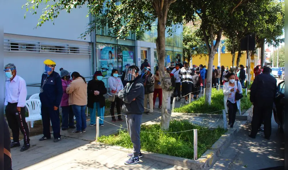 Aglomeración de adultos mayores en banco de la nacion Aglomeración de adultos mayores en banco de la nacion