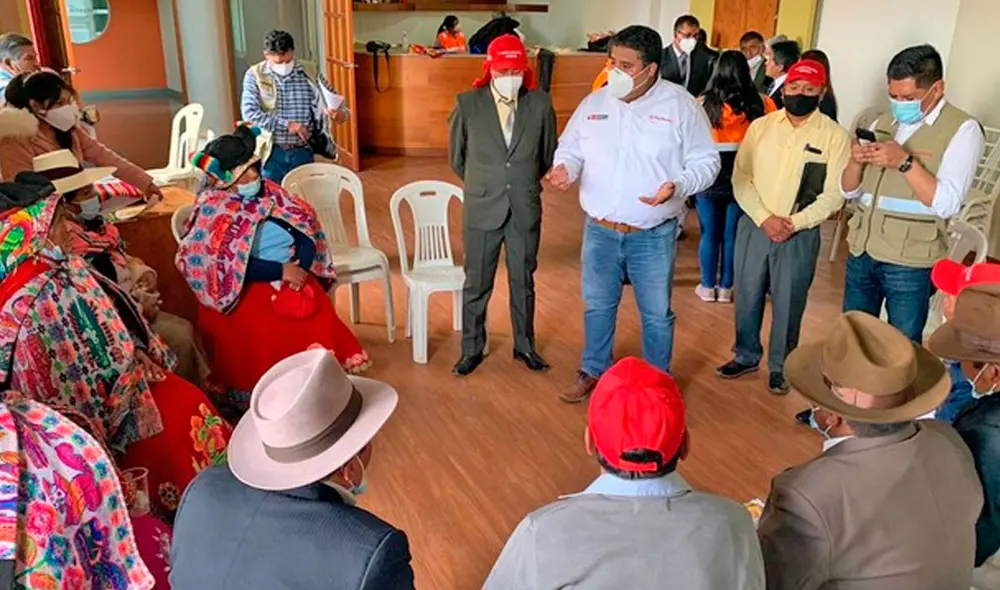 Diálogo de representantes del Ministerio de Energía y Minas junto con mineros formalizados. Foto: Minem.