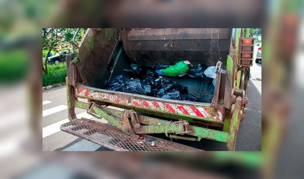 De acuerdo con el reporte, unos de los trabajadores encontró el cadáver el cual estaba envuelto en una bolsa de plástico.