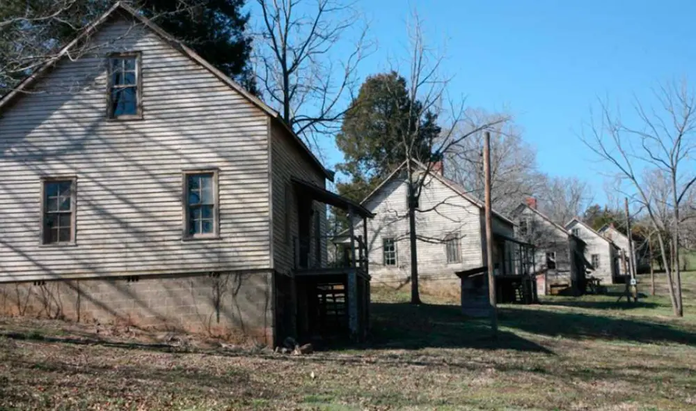 Desliza las imágenes para ver cómo luce la ciudad donde se filmó Los juegos del hambre. captura de Google Maps