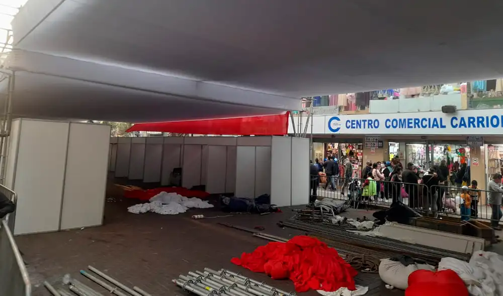 Montaje de feria obstruye tránsito de usuarios en vía principal de Gamarra. Foto: Susana Saldaña