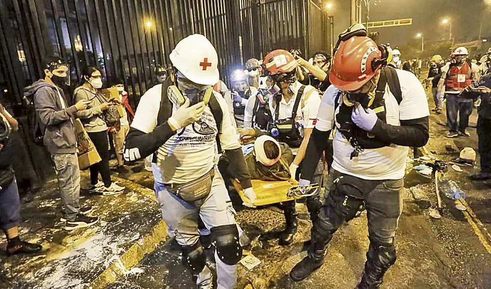 voluntarios. Brigadas auxiliaron a los heridos en la marcha. marcha merino protesta foto: melgarejo