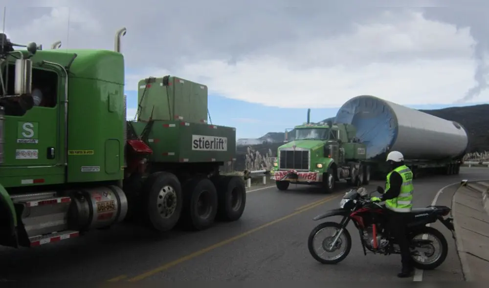 Transporte de material para parque eólico de Huambos