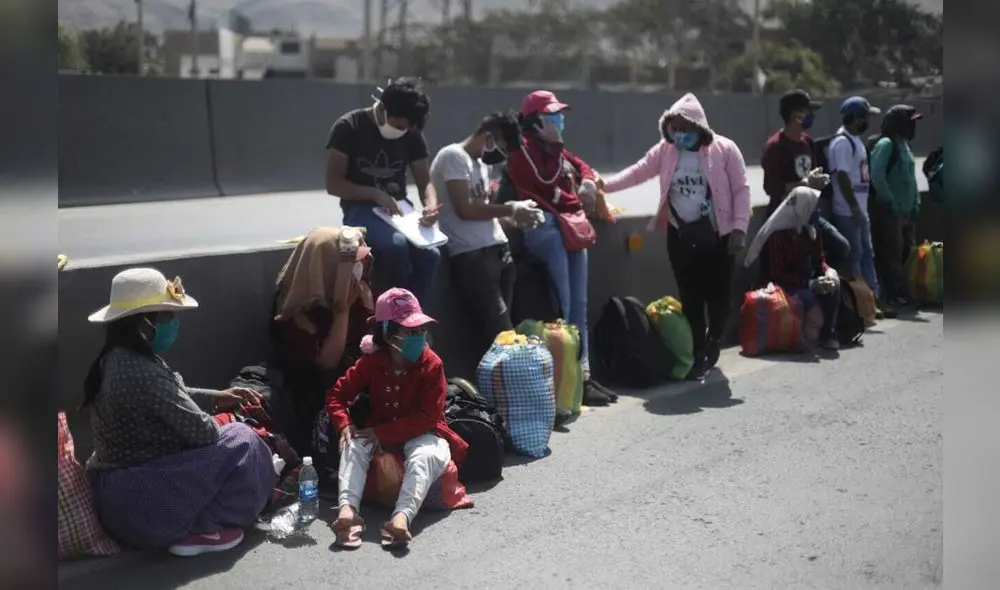 Centenares de personas caminan de retorno a Áncash. Foto: Aldair Mejía/La República Centenares de personas caminan de retorno a Áncash. Foto: Aldair Mejía/La República