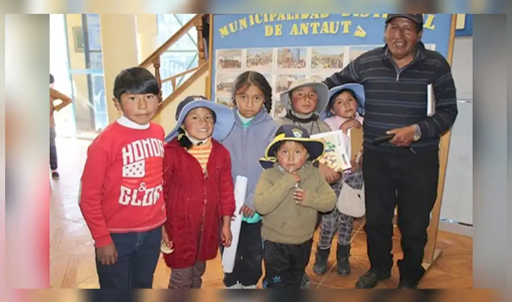 Puno. Luego de entregar billetera con importante suma de dinero, niños se tomaron la foto del recuerdo con el propietario.