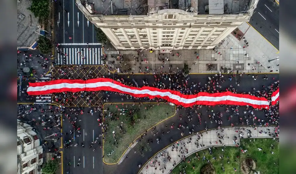 A market trader shows different currency notes in Caracas on March 10, 2019, during the third day of a massive power outage which has left Venezuelans without communications, electricity and water. - The unprecedented power outage already left 15 patients dead and threatens to extend indefinitely, increasing distress for the severe political and economic crisis hitting the oil-rich South American nation. (Photo by Cristian Hernandez / AFP) A market trader shows different currency notes in Caracas on March 10, 2019, during the third day of a massive power outage which has left Venezuelans without communications, electricity and water. - The unprecedented power outage already left 15 patients dead and threatens to extend indefinitely, increasing distress for the severe political and economic crisis hitting the oil-rich South American nation. (Photo by Cristian Hernandez / AFP)