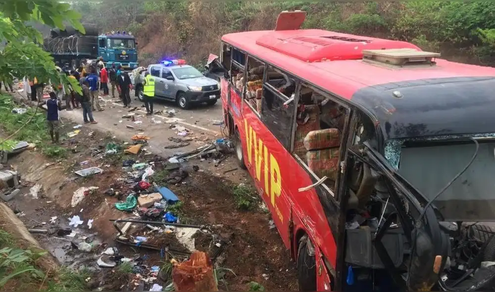 Choque frontal entre dos autobuses deja 65 muertos en Ghana