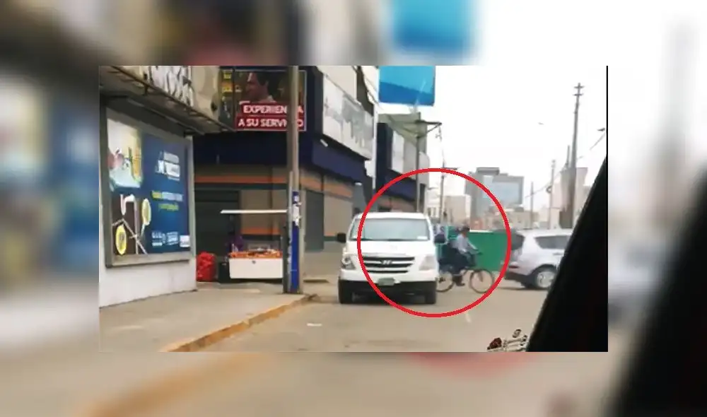 Indignación por conductor de minivan que maneja en sentido contrario y casi ocasiona accidente  [VIDEO]