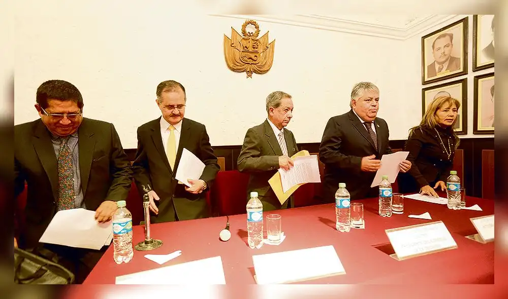 Exdecanos de abogados exigen acumulación de medidas cautelares en contra de José Arce 