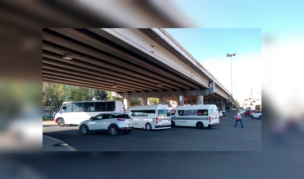 Las actividades dominicales impiden una circulación fluida de los vehículos. Foto: Difusión.