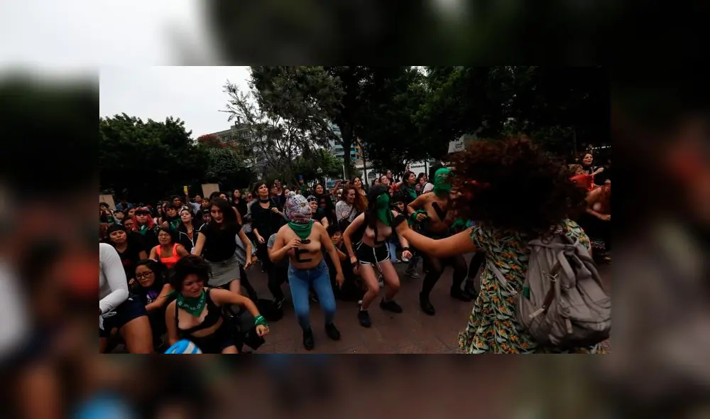 Un violador en tu camino: PNP lanza bombas lacrimógenas contra manifestantes en Parque Kennedy Un violador en tu camino: PNP lanza bombas lacrimógenas contra manifestantes en Parque Kennedy