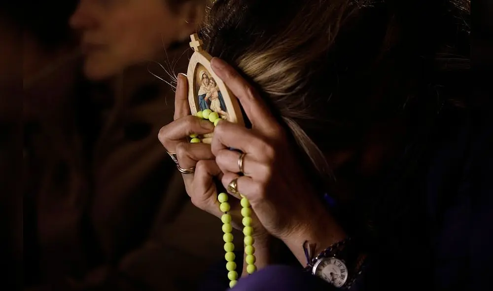 Oraciones, cantos y velas por Notre Dame: la vigilia de los parisinos y turistas [FOTOS]