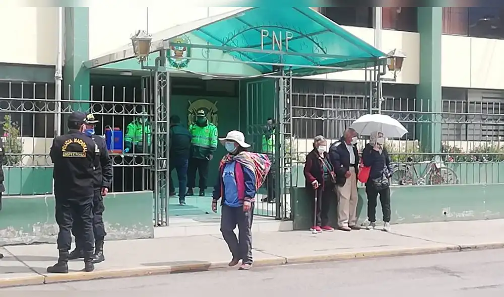 Policia Anticorrupción intervinieron la X Macro Región Policial de Puno para recabar documentación. Policia Anticorrupción intervinieron la X Macro Región Policial de Puno para recabar documentación.
