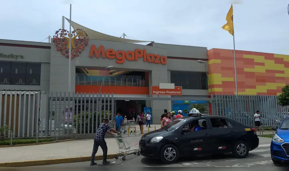 Policía investiga robo en centro comercial. Policía investiga robo en centro comercial.