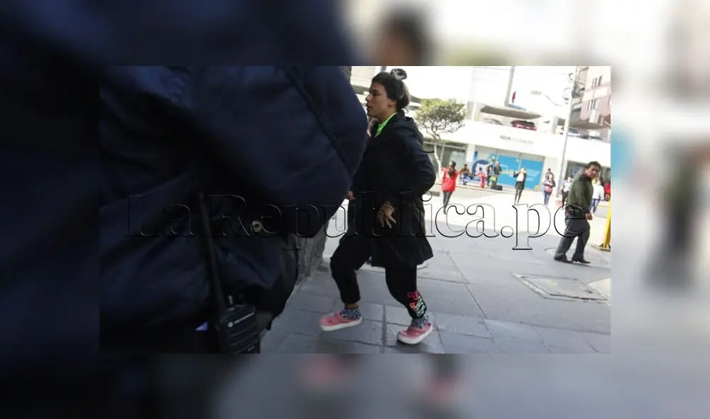 Macarena Vélez solo estuvo cerca de quince minutos con personal del CEM. (Foto: Flavio Matos / La República)