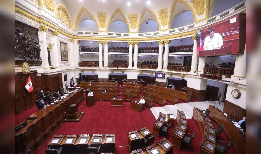 Zeballos junto a Fernando Castañeda, su otrora viceministro de Justicia. En el estrado principal, la Mesa Directiva. Foto: PCM.