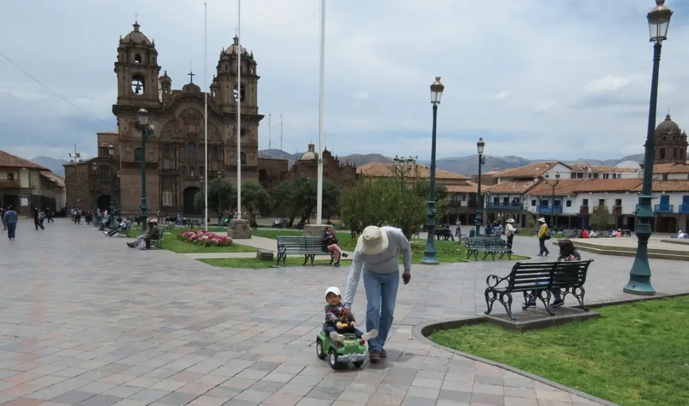 Los más pequeños con sus padres también aprovecharon el domingo, pese a las restricciones vigentes. Foto: La República