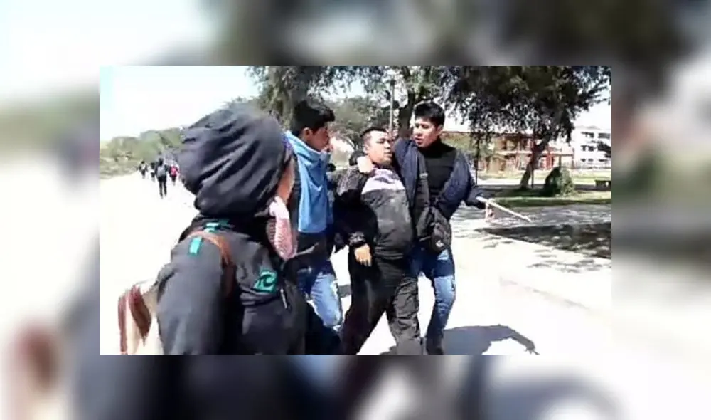 Toma duro algunas horas tras decisión de alumnos en contra del aumento de la tarifa en el comedor universitario. Policía tuvo que intervenir. (Foto: Difusión) Toma duro algunas horas tras decisión de alumnos en contra del aumento de la tarifa en el comedor universitario. Policía tuvo que intervenir. (Foto: Difusión)