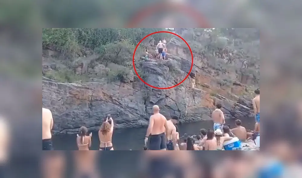 Anciano de 76 años sorprende a bañistas al hacer un salto mortal de 7 metros de altura [VIDEO]