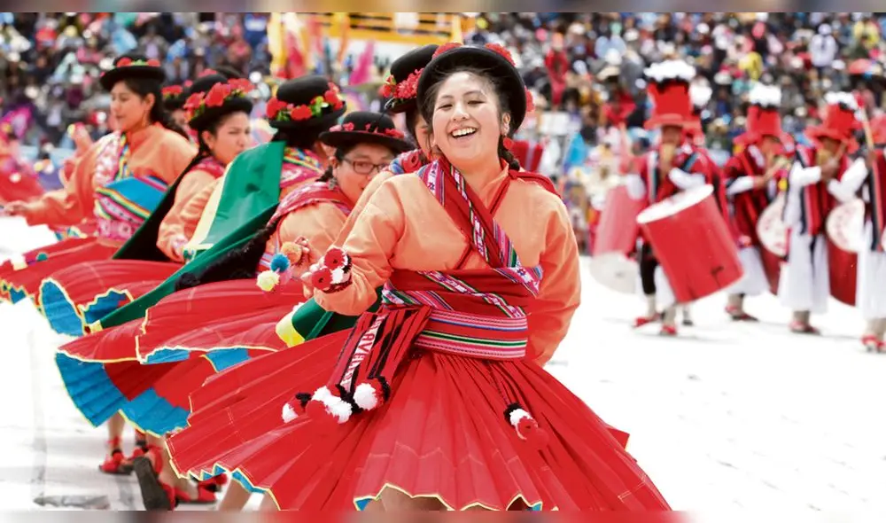 SIKURIS. Danzarinas de Sikuris Claveles Rojos de Huancané derrocharon alegría durante su presentación en el estadio Enrique Torres Belón de Puno. SIKURIS. Danzarinas de Sikuris Claveles Rojos de Huancané derrocharon alegría durante su presentación en el estadio Enrique Torres Belón de Puno.