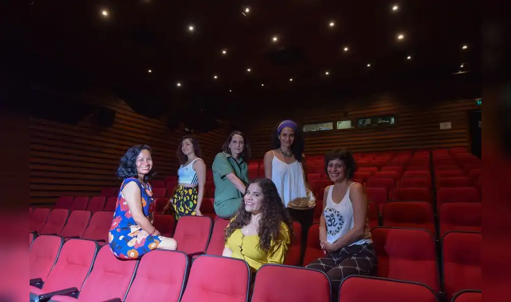 De izquierda a derecha: Lucero Medina Hu, Moyra Silva, Norma Martínez, Alejandra Vieira, Chaska Mori y
Gabriela Yépez. Fotografía: Melissa Merino De izquierda a derecha: Lucero Medina Hu, Moyra Silva, Norma Martínez, Alejandra Vieira, Chaska Mori y
Gabriela Yépez. Fotografía: Melissa Merino