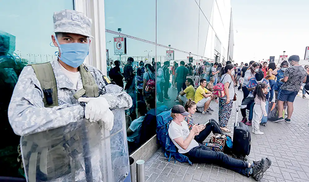 Larga espera. La repentina cancelación de los vuelos al exterior debido al cierre de fronteras dejó a centenares varados en el Jorge Chávez Larga espera. La repentina cancelación de los vuelos al exterior debido al cierre de fronteras dejó a centenares varados en el Jorge Chávez
