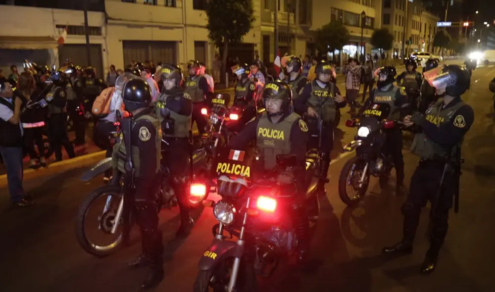 Keiko Fujimori: ciudadanía se movilizó en el Cercado de Lima tras decisión del TC Keiko Fujimori: ciudadanía se movilizó en el Cercado de Lima tras decisión del TC