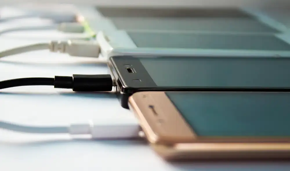¿Qué pasa si conectas un cargador de otra marca a tu smartphone? | Foto: Dreamstime