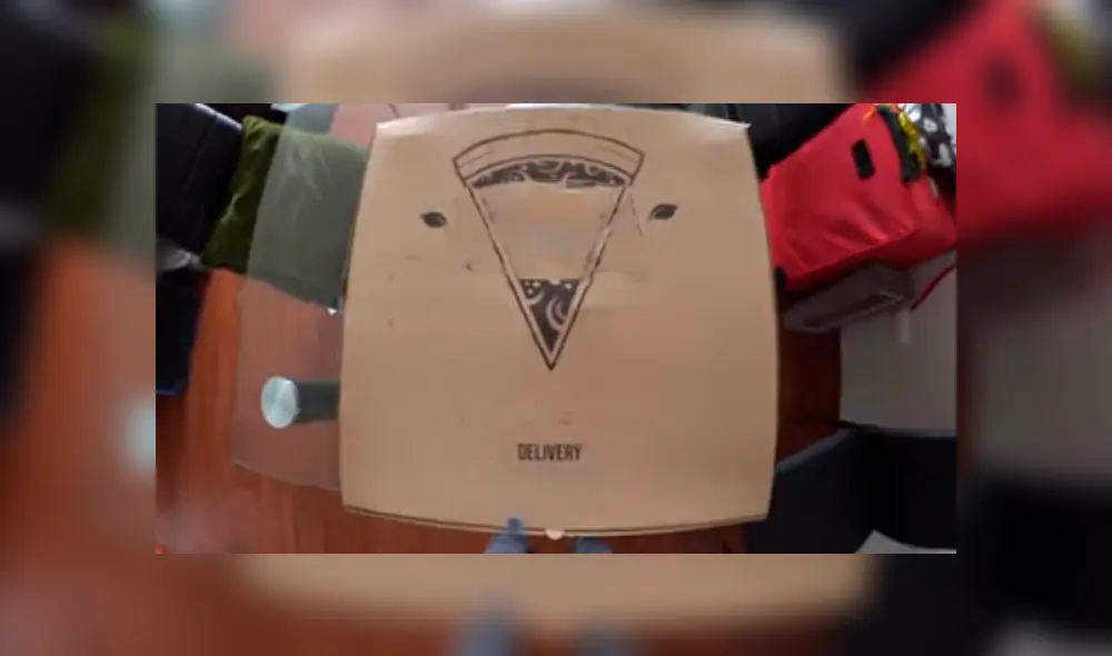 Desliza las imágenes para ver cómo luce esta ‘colosal’ pizza que se vende en un restaurante de Lima. Fotocaptura: El Cholo Mena/YouTube Desliza las imágenes para ver cómo luce esta ‘colosal’ pizza que se vende en un restaurante de Lima. Fotocaptura: El Cholo Mena/YouTube