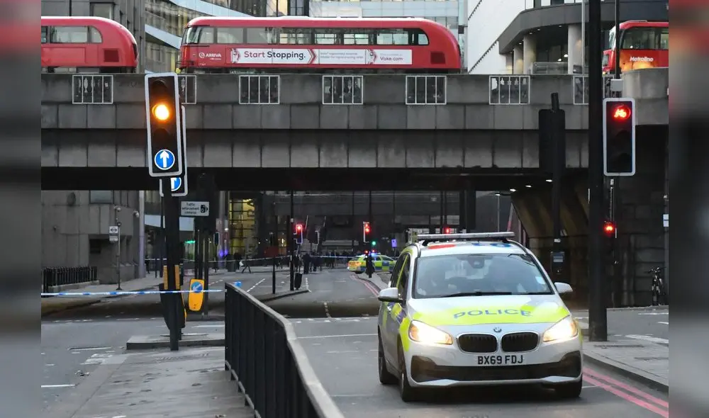 Dos personas murieron y el agresor fue abatido a tiros por la policía británica. Foto: AFP. Dos personas murieron y el agresor fue abatido a tiros por la policía británica. Foto: AFP.