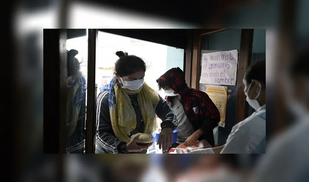 People receive a free meal at a community kitchen of the MRP (Movimiento Resistencia Popular) during the lockdown imposed by the government against the spread of the new coronavirus, COVID-19, at La Boca neighborhood in Buenos Aires, Argentina, on April 22, 2020. (Photo by JUAN MABROMATA / AFP) People receive a free meal at a community kitchen of the MRP (Movimiento Resistencia Popular) during the lockdown imposed by the government against the spread of the new coronavirus, COVID-19, at La Boca neighborhood in Buenos Aires, Argentina, on April 22, 2020. (Photo by JUAN MABROMATA / AFP)