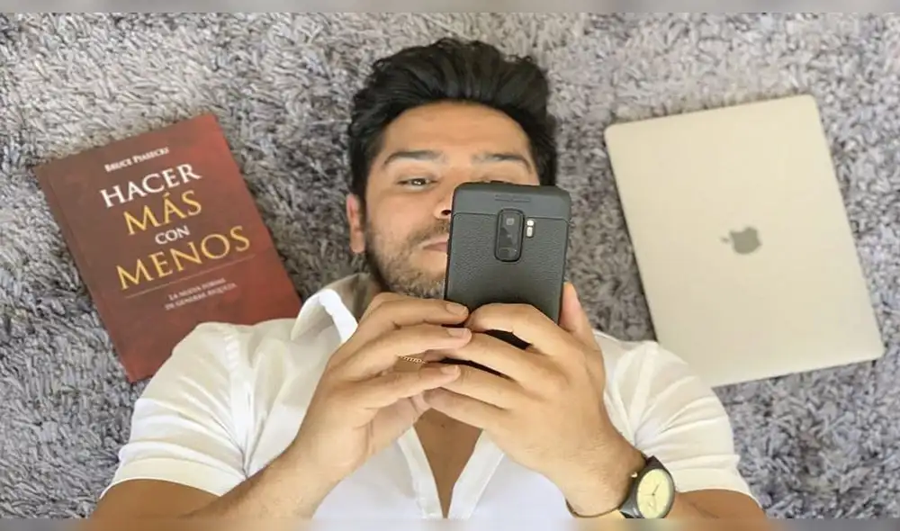 Rafael Cardozo emocionado por leer durante la cuarentena. Foto: Instagram