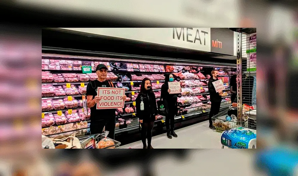Activistas veganos protestan en sección carnes de un supermercado [VIDEO]