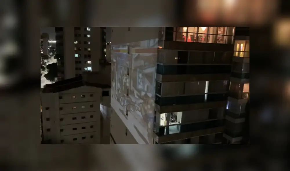A través de YouTube se hizo viral el momento en que unos jóvenes proyectan una pelea de Street Fighter en un edificio. A través de YouTube se hizo viral el momento en que unos jóvenes proyectan una pelea de Street Fighter en un edificio.