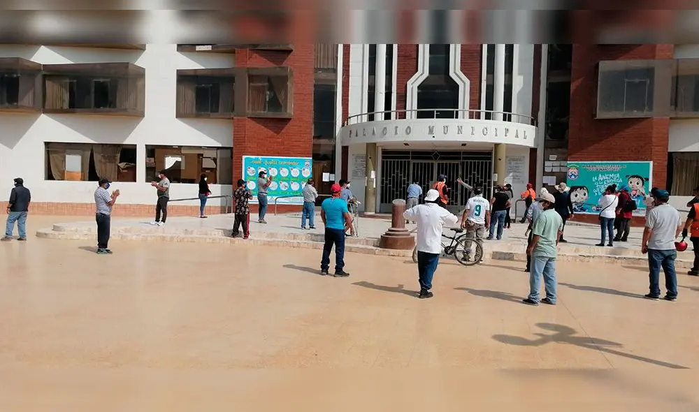 Trabajadores protestaron en el frontis del municipio de José L. Ortiz, tras recibir su sueldo incompleto.