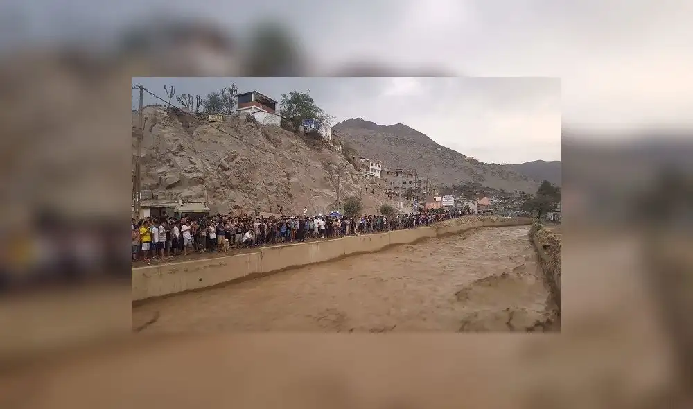 Huaycoloro: Vecinos exponen sus vidas para tomar fotos al borde del río | VIDEO