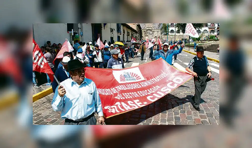 EN CUSCO. Más de 3 mil servidores de diferentes entidades se movilizaron entre las diez de la mañana y dos de la tarde. EN CUSCO. Más de 3 mil servidores de diferentes entidades se movilizaron entre las diez de la mañana y dos de la tarde.