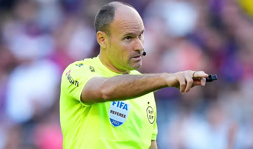 Mateu Lahoz tuvo una polémica actuación en el derbi catalán. Foto: Twitter El Chiringuito Mateu Lahoz tuvo una polémica actuación en el derbi catalán. Foto: Twitter El Chiringuito