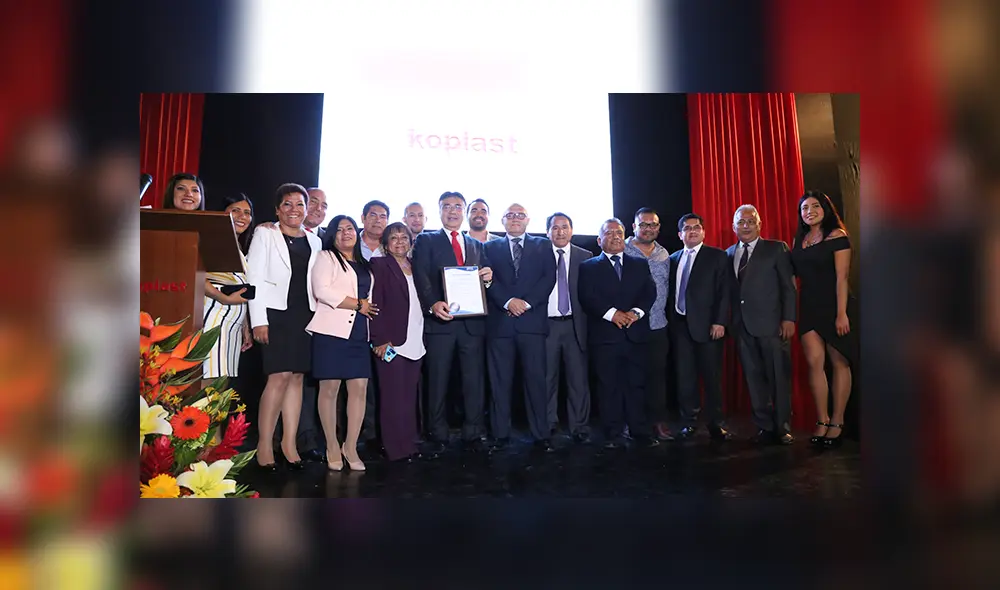 Los integrantes de Koplast recibiendo la distinción de Sedapal.