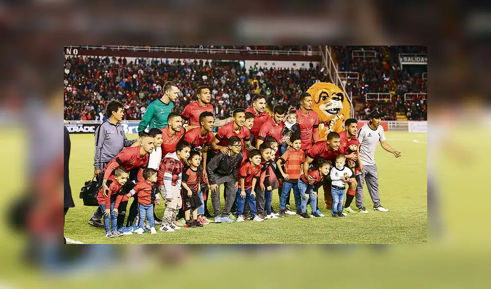 Melgar ante la U de Chile en el estadio Arequipa