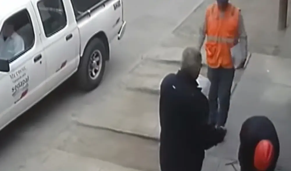 Estos falsos trabajadores contaban la indumentaria completa. Foto: Captura. Estos falsos trabajadores contaban la indumentaria completa. Foto: Captura.