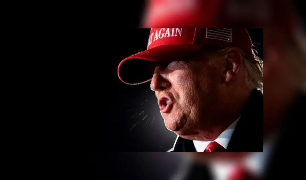 El presidente de Estados Unidos, Donald Trump, habla con la prensa en el Aeropuerto Internacional General Mitchell el 2 de noviembre de 2020 en Milwaukee, Wisconsin. Foto: AFP