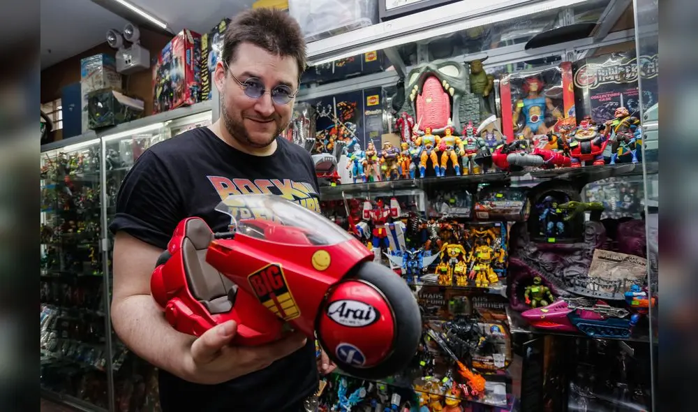 Bruno Lecca, dueño de Critteria Coleccionables, compra, vende y repara.